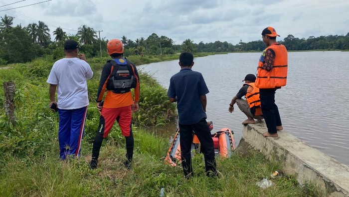 Tim SAR saat melakukan pencarian korban tenggelam di Danau Riak, Tebo