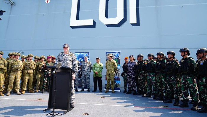 Tentara Nasional Indonesia (TNI) bersama Angkatan Bersenjata Australia (ADF) menggelar Latihan Gabungan Bersama (Latgabma) bertajuk Keris Woomera Joint Exercise 2024, yang dibuka secara resmi melalui sebuah upacara pembukaan di Geladak kapal HMAS Adelaide, Darwin, Australia, Minggu (3/11/2024).