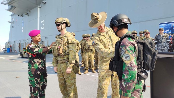 TNI-Angkatan Bersenjata Australia Gelar Latgabma Keris Woomera 2024 Tentara Nasional Indonesia (TNI) bersama Angkatan Bersenjata Australia (ADF) menggelar Latihan Gabungan Bersama (Latgabma) bertajuk Keris Woomera Joint Exercise 2024, yang dibuka secara resmi melalui sebuah upacara pembukaan di Geladak kapal HMAS Adelaide, Darwin, Australia, Minggu (3/11/2024).