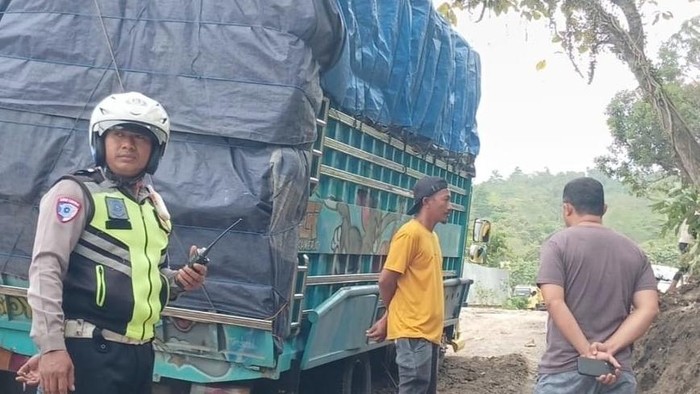 Truk mogok di Jalan Poros Maros-Bone, tepatnya di Tompo Ladang, Maros.