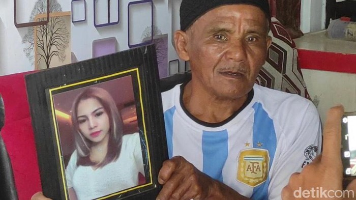 Ujang Suherman, ayah almarhumah Dini Sera Afrianti.
