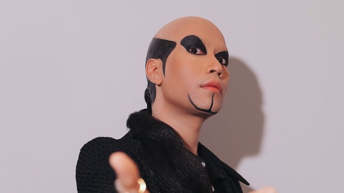 Vidi Aldiano cosplay jadi Deddy Corbuzier