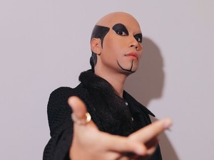 Gaya Kocak Vidi Aldiano Cosplay jadi Deddy Corbuzier