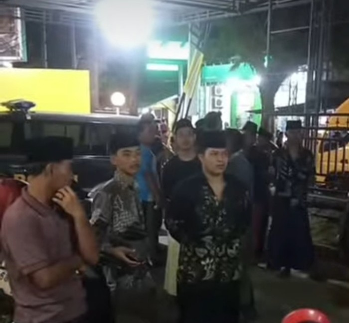 Warga di Sampang geruduk Mapolsek Ketapang gegara peristiwa penyekapan dua perempuan
