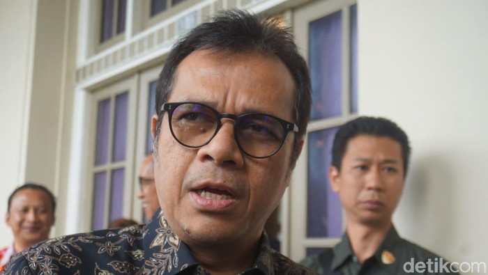 Wakil Menteri Komunikasi dan Digital (Wamen Komdigi) Nezar Patria ditemui wartawan usai menghadiri acara di UGM, Sleman, Minggu (3/11/2024).