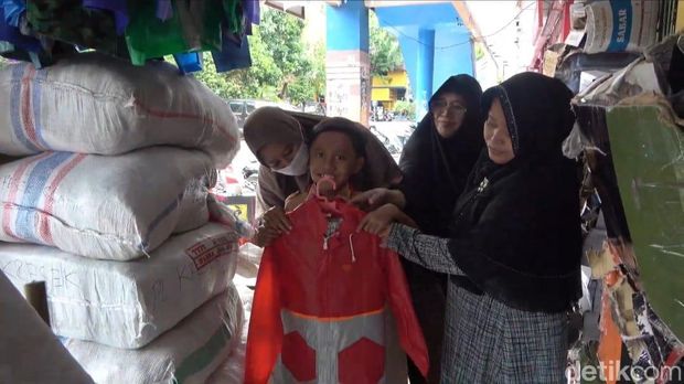 Warga Mencari Jas Hujan di Pasar Baru Lamongan