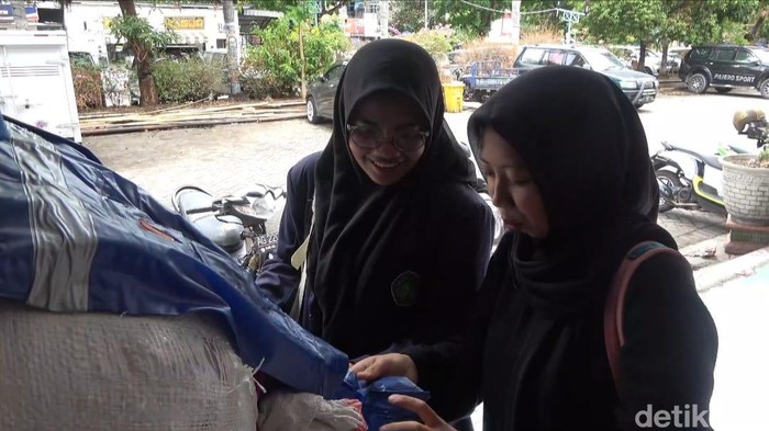Warga Mencari Jas Hujan di Pasar Baru Lamongan