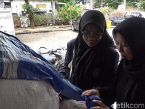 Mulai Musim Hujan, Warga Lamongan Mulai Berburu Jas Hujan