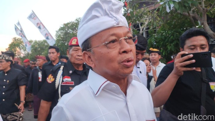 Wayan Koster di acara kampanye di Wantilan Desa Adat Abiansemal, Kabupaten Badung, Minggu (3/11/2024). (Ahmad Firizqi Irwan/detikBali)