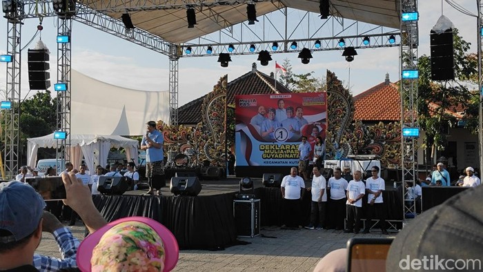 Wayan Suyasa menemui ratusan warga di Kelurahan Kedonganan, Kecamatan Kuta, Badung, Minggu (3/11/2024). (Agus Eka/detikBali).