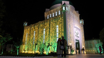 100 Tahun Berdiri, Masjid Pertama di London Bersinar Cahaya