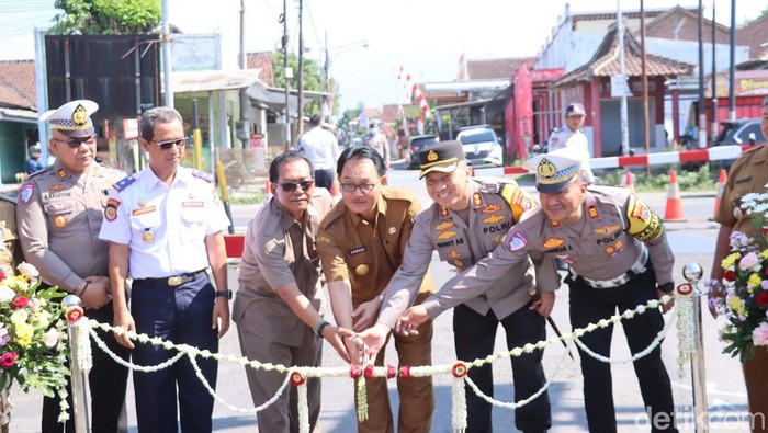 12 palang pintu kereta api diresmikan di Blitar