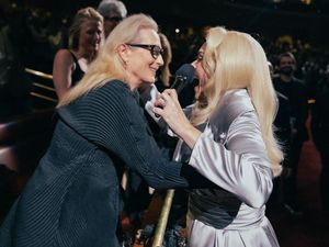 Ditonton Meryl Streep, Adele Konser Pakai Kostum Halloween Mirip Sang Aktris