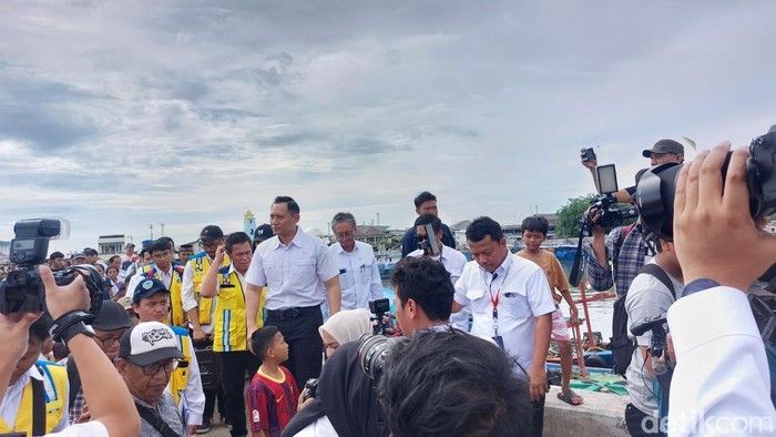 AHY Tinjau Tanggul Laut Jakarta di Kalibaru