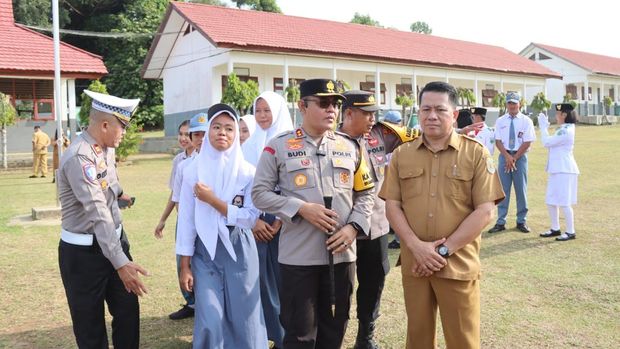 Kapolres Kutai Barat AKBP Kade Budiyarta saat berada di sekolah SMA di Kubar.