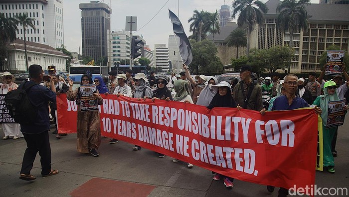 Massa dari berbagai elemen masyarakat berunjuk rasa di Kawasan Patung Kuda, Jl Medan Merdeka Selatan, Jakarta, Senin (4/11/2024). Mereka mendesak penuntasan berbagai kasus hukum dalam 10 tahun terakhir dan soal fufufafa. Selama aksi, massa membawa spanduk tuntutan, meneriakkan yel-yel dan poster. Aksi berlangsung tertib.