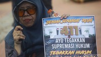 Selain membawa sejumlah poster tuntutan, massa juga meneriakkan yel-yel.