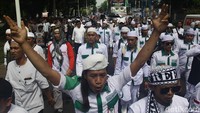 Pantauan detikcom di lokasi, Senin (4/11/2024), massa aksi mulai berkumpul di depan Patung Kuda pukul 13.30 WIB. Massa aksi reuni 411 ini tampak mengenakan seragam serba putih.