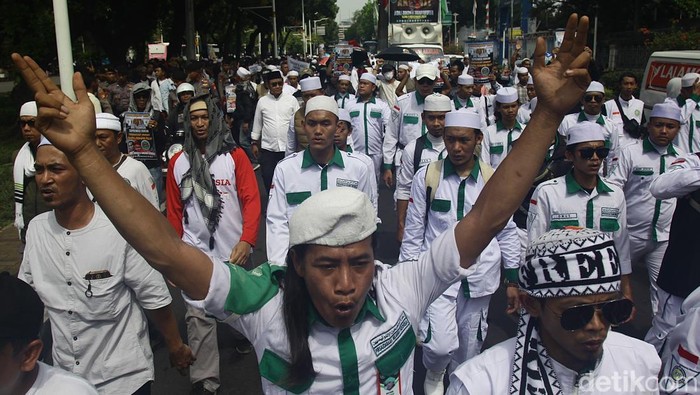Massa dari berbagai elemen masyarakat berunjuk rasa di Kawasan Patung Kuda, Jl Medan Merdeka Selatan, Jakarta, Senin (4/11/2024). Mereka mendesak penuntasan berbagai kasus hukum dalam 10 tahun terakhir dan soal fufufafa. Selama aksi, massa membawa spanduk tuntutan, meneriakkan yel-yel dan poster. Aksi berlangsung tertib.