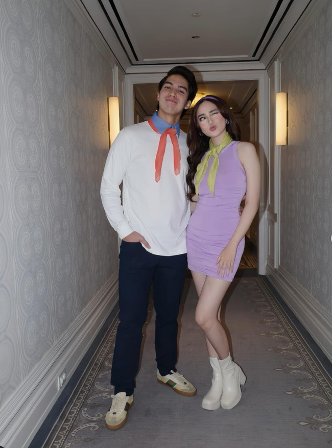 Tak kalah kompak, El Rumi dan Syifa Hadju juga memilih tampil mengenakan kostum couple untuk rayakan Halloween 2024. Syifa tampil sebagai Daphne Scooby Doo, sementara El menjadi pasangan Daphne, Fred. Foto: Instagram/@wanda_haraa