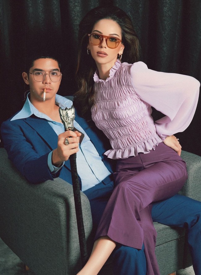Al Ghazali dan Alyssa tampil bergaya vintage. Al tampil mengenakan setelan jas biru dipadukan dengan kemeja senada. Sementara Alyssa mengenakan blouse lengan panjang ungu dipadukan celana panjang senada. Foto: Instagram/@alyssadaguise
