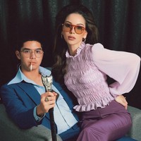 Al Ghazali dan Alyssa tampil bergaya vintage. Al tampil mengenakan setelan jas biru dipadukan dengan kemeja senada. Sementara Alyssa mengenakan blouse lengan panjang ungu dipadukan celana panjang senada. Foto: Instagram/@alyssadaguise