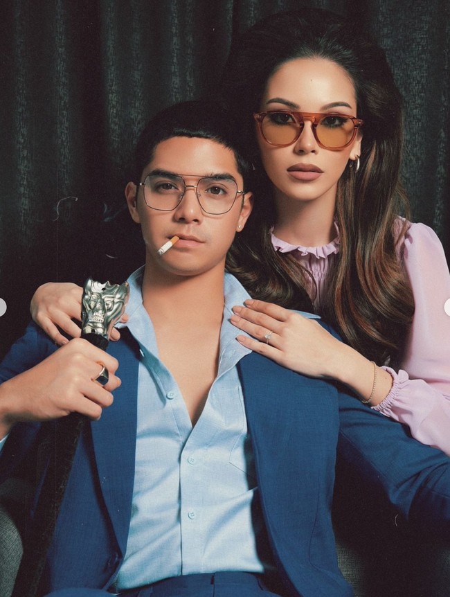 Tampil serasi, Al dan tunangannya, Alyssa sama-sama terlihat begitu menawan. Penampilan keduanya juga dilengkapi dengan kaca mata yang membuat gayanya semakin stylish. Foto: Instagram/@alyssadaguise