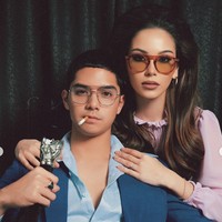 Tampil serasi, Al dan tunangannya, Alyssa sama-sama terlihat begitu menawan. Penampilan keduanya juga dilengkapi dengan kaca mata yang membuat gayanya semakin stylish. Foto: Instagram/@alyssadaguise