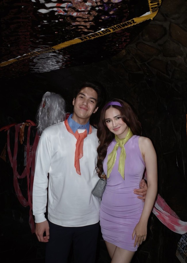 Tak kalah serasi, begini penampilan El dan Syifa saat berpose bersama. Gaya keduanya saat menjadi Daphne dan Fred juga berhasil curi atensi. Foto: Instagram/@syifahadju