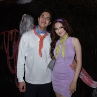 Tak kalah serasi, begini penampilan El dan Syifa saat berpose bersama. Gaya keduanya saat menjadi Daphne dan Fred juga berhasil curi atensi. Foto: Instagram/@syifahadju