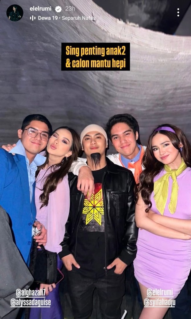 Al dan El bersama pasangan masing-masing juga sempat berpose bersama rekan mereka yang cosplay menjadi Ahmad Dhani. Tak hanya kompak bersama pasangan, Al dan El juga terlihat kompak sebagai pasangan kakak-adik. Foto: Instagram/@elelrumi