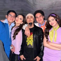 Al dan El bersama pasangan masing-masing juga sempat berpose bersama rekan mereka yang cosplay menjadi Ahmad Dhani. Tak hanya kompak bersama pasangan, Al dan El juga terlihat kompak sebagai pasangan kakak-adik. Foto: Instagram/@elelrumi