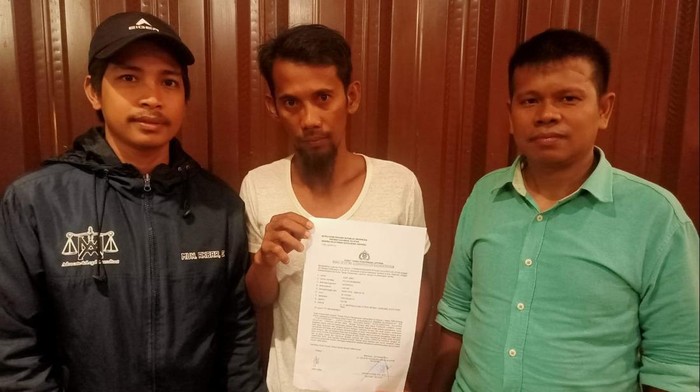 Andi Jamil (tengah) saat melapor di Polda Sulsel.