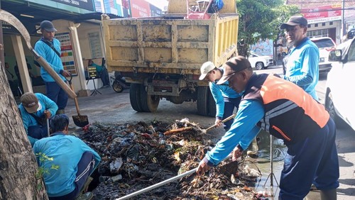 Tim Dinas PUPR Kota Denpasar saat membersihkan drainase di Kota Denpasar, Bali, beberapa waktu lalu.