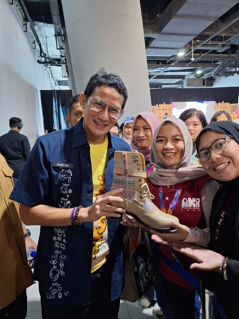 April, yang usaha sepatunya kini menembus pasar luar negeri