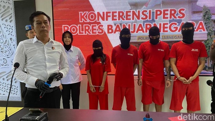 SG (kanan) oknum ASN salah satu tersangka kasus narkoba saat jumpa pers di Polres Banjarnegara.