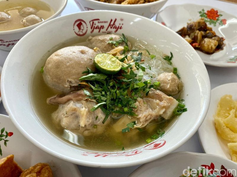 Bakso Tjap Haji : Mencicipi Bakso Viral di Bandung yang Ada Sejak 1966