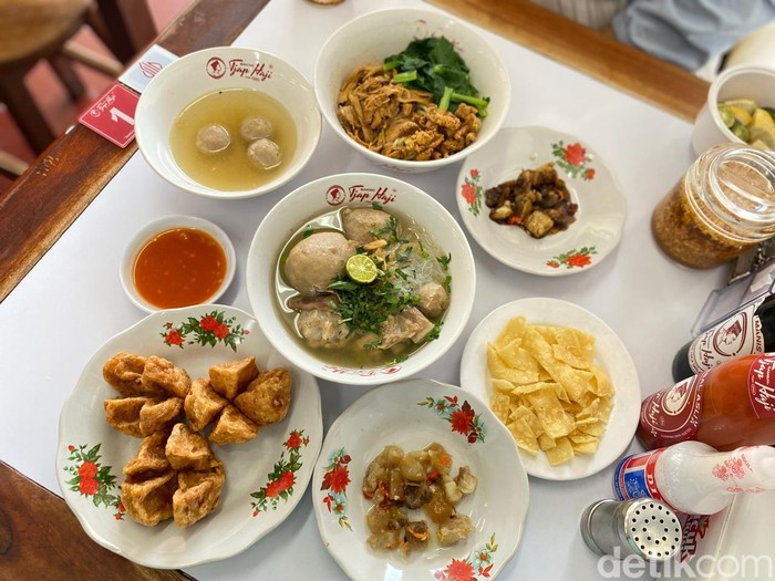 Bakso Tjap Haji : Mencicipi Bakso Viral di Bandung yang Ada Sejak 1966