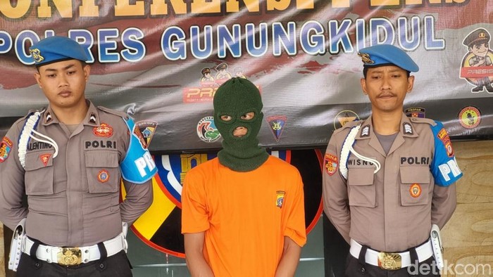 Pelaku pembegalan driver online di Ngunut, Playen, Gunungkidul, OSF (23) saat di Polres Gunungkidul, Senin (4/11/2024).