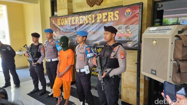 Pelaku pembegalan driver online di Ngunut, Playen, Gunungkidul, OSF (23) saat di Polres Gunungkidul, Senin (4/11/2024).