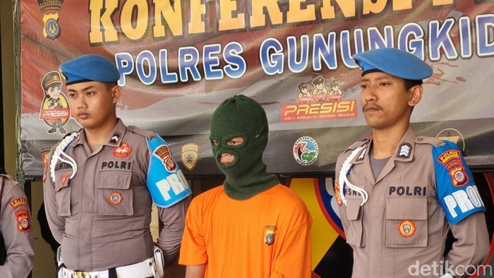Pelaku pembegalan driver online di Ngunut, Playen, Gunungkidul, OSF (23) saat di Polres Gunungkidul, Senin (4/11/2024).