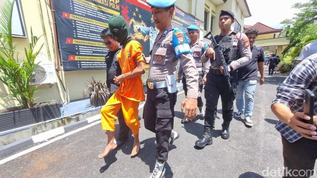 Pelaku pembegalan driver online di Ngunut, Playen, Gunungkidul, OSF (23) saat di Polres Gunungkidul, Senin (4/11/2024).