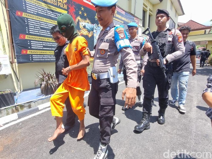 Pelaku pembegalan driver online di Ngunut, Playen, Gunungkidul, OSF (23) saat di Polres Gunungkidul, Senin (4/11/2024).