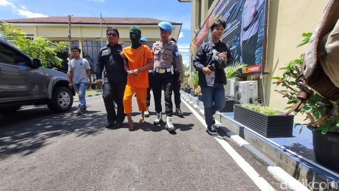Pelaku pembegalan driver online di Ngunut, Playen, Gunungkidul, OSF (23) saat di Polres Gunungkidul, Senin (4/11/2024).
