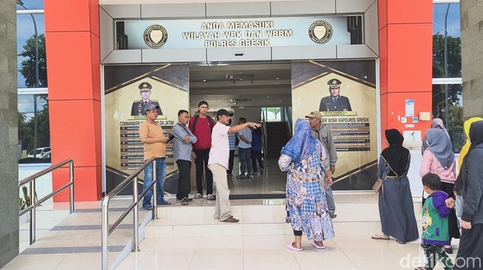 Belasan korban arisan bodong mendatangi Polres Gresik.