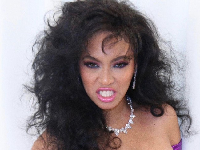 Di akhir rangkaian foto, istri Jay Z ini melepas atasannya sehingga tampil topless. Dadanya hanya ditutup dengan kedua dengan tangan yang mengenakan sarung tangan opera ungu berkilau. (Foto: Instagram/@beyonce)