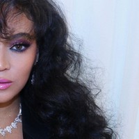 Di sebelah kanan, ia menampilkan interpretasi Apollonia dari era yang sama, dengan bodysuit hitam berenda dipadukan dengan sepatu bot ungu cerah dan jaket tailcoat. Foto: Instagram/@beyonce