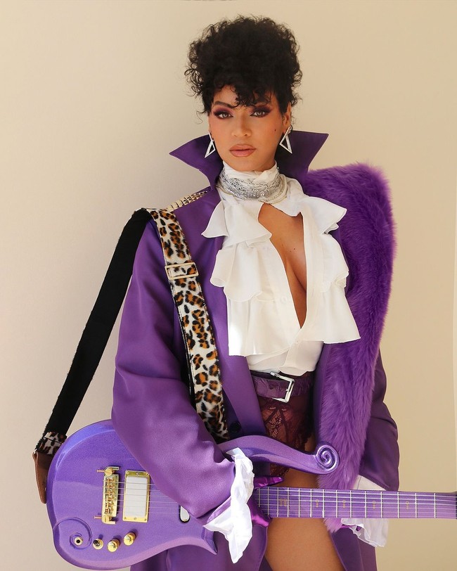 Beyonce di sebelah kiri mengenakan trench coat ungu dengan kerah yang unik dan blouse putih mengembang di bawahnya. Dia melengkapi penampilannya dengan sepatu bot metalik ungu setinggi paha, sepasang sarung tangan serasi, dan tentunya, gitar listrik ungu sambil menggayakan rambut pendeknya yang keriting bouncy. (Foto: Instagram/@beyonce)