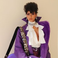 Beyonce di sebelah kiri mengenakan trench coat ungu dengan kerah yang unik dan blouse putih mengembang di bawahnya. Dia melengkapi penampilannya dengan sepatu bot metalik ungu setinggi paha, sepasang sarung tangan serasi, dan tentunya, gitar listrik ungu sambil menggayakan rambut pendeknya yang keriting bouncy. (Foto: Instagram/@beyonce)