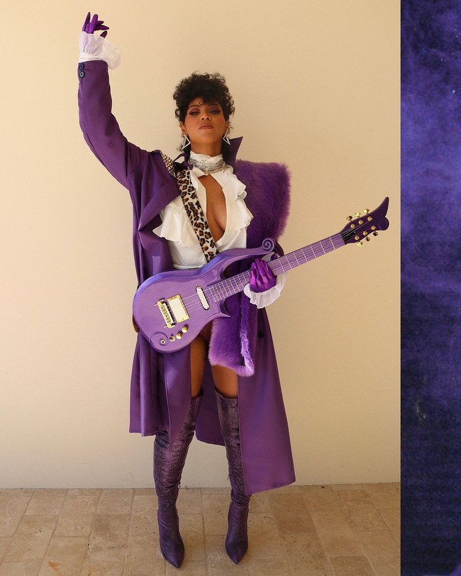 Baru-baru ini, penyanyi pemenang Grammy tersebut mengunggah foto Instagram yang memperlihatkan dirinya bersolek dengan gaya dua karakter berbeda. Pertama mendiang musisi legendaris Prince, berikutnya Apollonia Kotero, penyanyi yang menjadi lawan main Prince di film Purple Rain (1984). (Foto: Instagram/@beyonce)